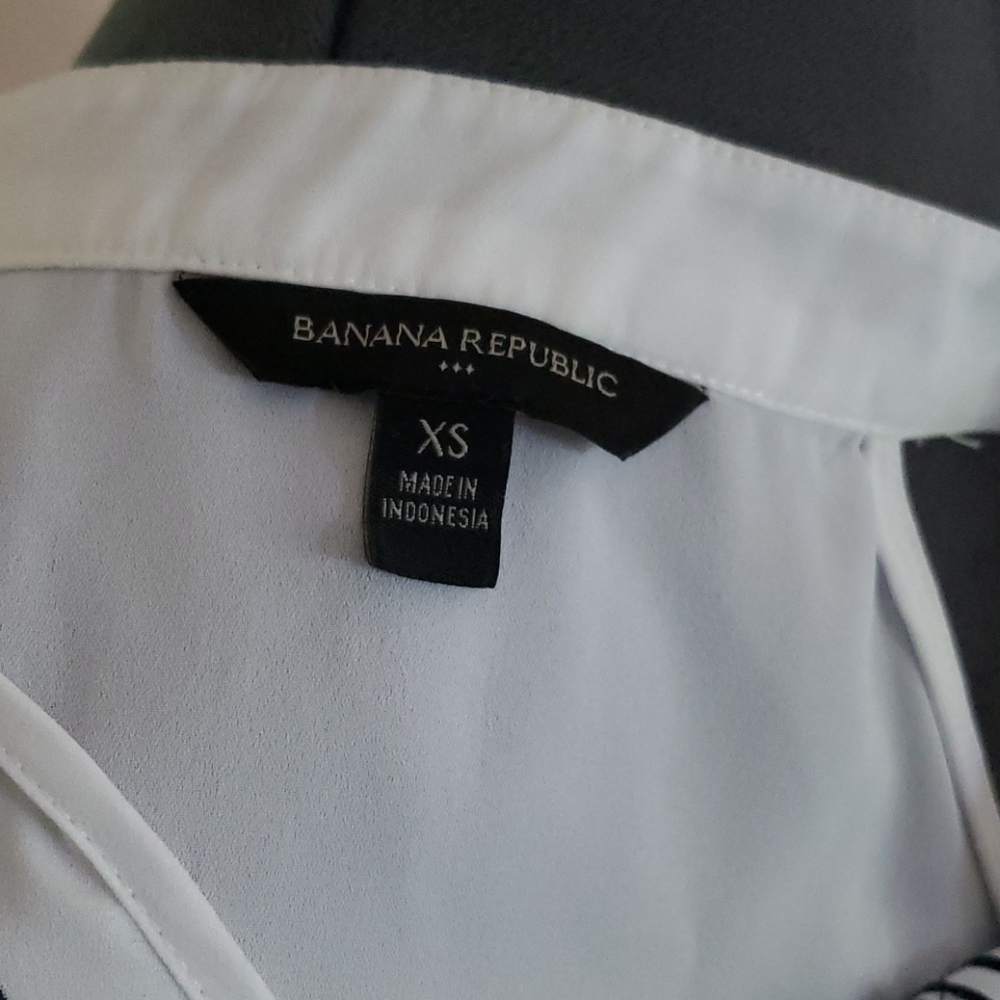 Embroidered White Sleeveless Blouse - Picture 4 of 4